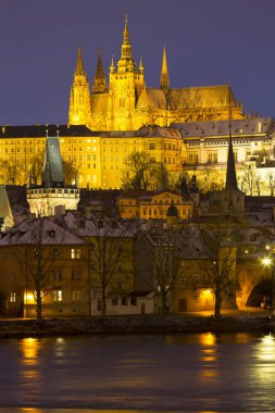 Gece renkli karlı Noel Prag Lesser Town Gotik Kalesi ve Charles Köprüsü, Çek Cumhuriyeti