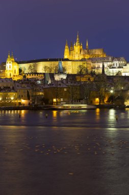 Gece renkli karlı Noel Prag Lesser Town Gotik Kalesi ve Charles Köprüsü, Çek Cumhuriyeti