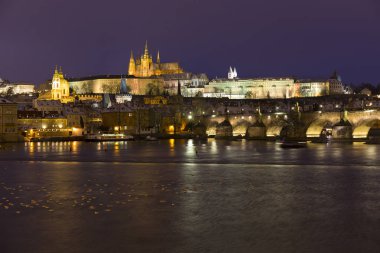 Gece renkli karlı Noel Prag Lesser Town Gotik Kalesi ve Charles Köprüsü, Çek Cumhuriyeti