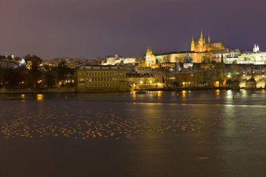 Gece renkli karlı Noel Prag Lesser Town Gotik Kalesi ve Charles Köprüsü, Çek Cumhuriyeti