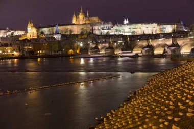 Gece renkli karlı Noel Prag Lesser Town Gotik Kalesi ve Charles Köprüsü, Çek Cumhuriyeti