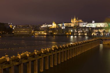 Gece renkli karlı Noel Prag Lesser Town Gotik Kalesi ve Charles Köprüsü, Çek Cumhuriyeti
