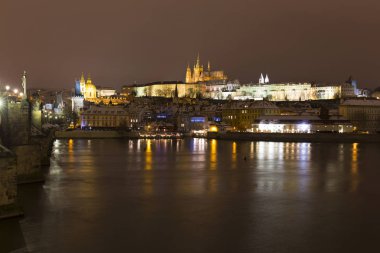Gece renkli karlı Noel Prag Lesser Town Gotik Kalesi ve Charles Köprüsü, Çek Cumhuriyeti