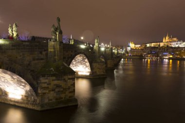 Gece renkli karlı Noel Prag Lesser Town Gotik Kalesi ve Charles Köprüsü, Çek Cumhuriyeti