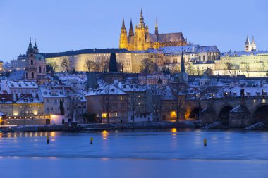 Gece renkli karlı Noel Prag Lesser Town Gotik Kalesi ve Charles Köprüsü, Çek Cumhuriyeti