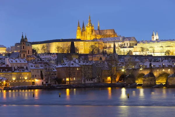 Ночь Красочный Снежный Рождество Прага Малый Город Готическим Замком Карлов — стоковое фото