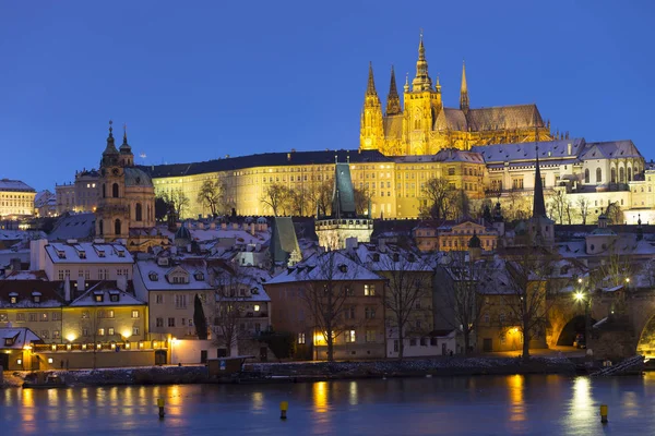 Nacht Bunt Verschneite Weihnachten Prag Kleine Stadt Mit Gotischer Burg — Stockfoto