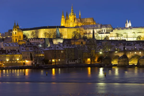 Noite Colorido Nevado Natal Praga Menor Cidade Com Castelo Gótico — Fotografia de Stock