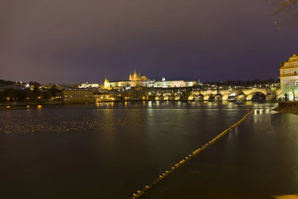 Noche Colores Nevados Navidad Praga Ciudad Pequeña Con Castillo Gótico — Foto de Stock