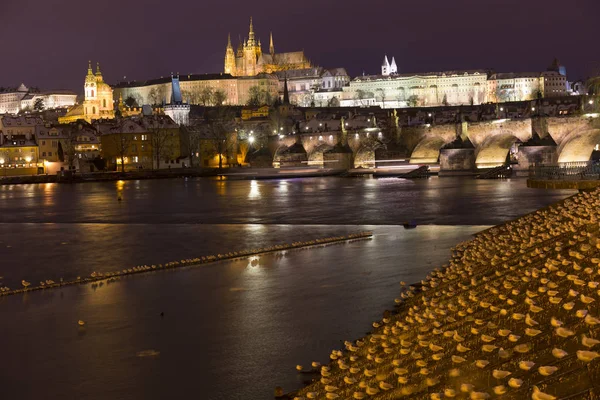 Noite Colorido Nevado Natal Praga Menor Cidade Com Castelo Gótico — Fotografia de Stock