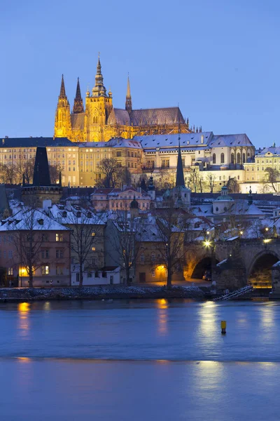 Nacht Kleurrijke Besneeuwde Kerst Praag Lesser Town Met Gotische Kasteel — Stockfoto