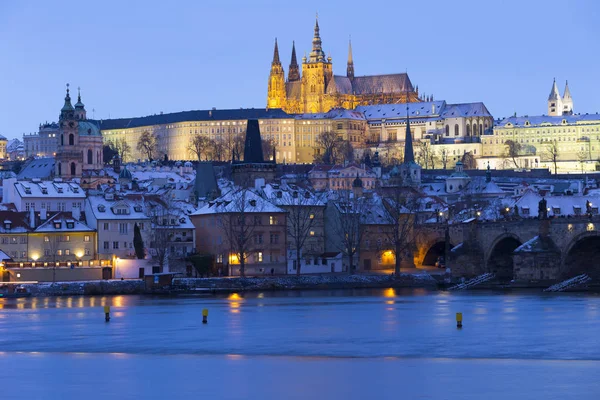 Nacht Kleurrijke Besneeuwde Kerst Praag Lesser Town Met Gotische Kasteel — Stockfoto