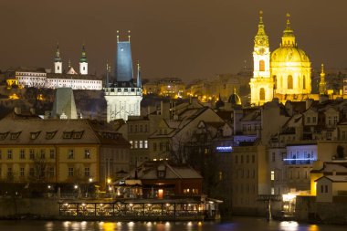 Gece romantik karlı Prag Aziz Nicholas Katedrali yukarıda Nehri Vltava, Çek Cumhuriyeti