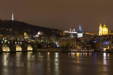 Gece romantik karlı Prag Aziz Nicholas Katedrali yukarıda Nehri Vltava, Çek Cumhuriyeti