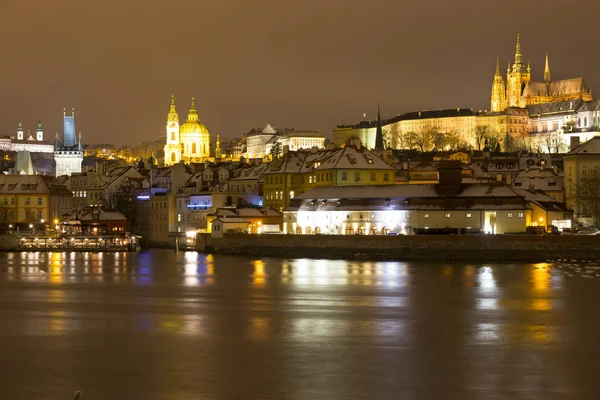 Noite Natal Nevado Praga Cidade Menor Com Castelo Gótico Acima — Fotografia de Stock