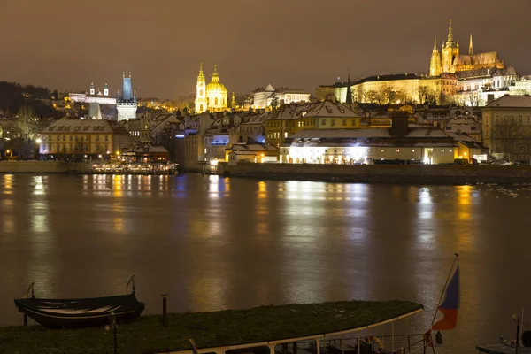 Notte Nevosa Natale Praga Piccola Città Con Castello Gotico Sopra — Foto Stock