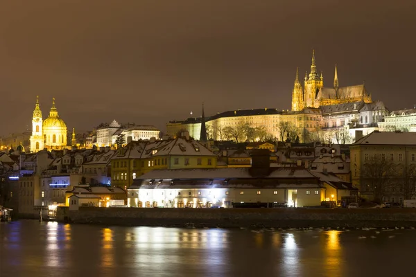 Noite Natal Nevado Praga Cidade Menor Com Castelo Gótico Acima — Fotografia de Stock