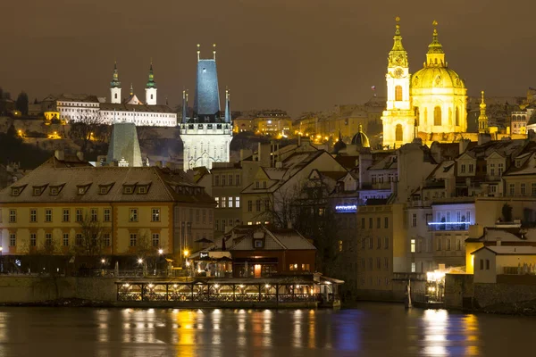 Natt Romantiska Snöiga Prag Katedralen Sankt Nicholas Ovanför Floden Moldau — Stockfoto