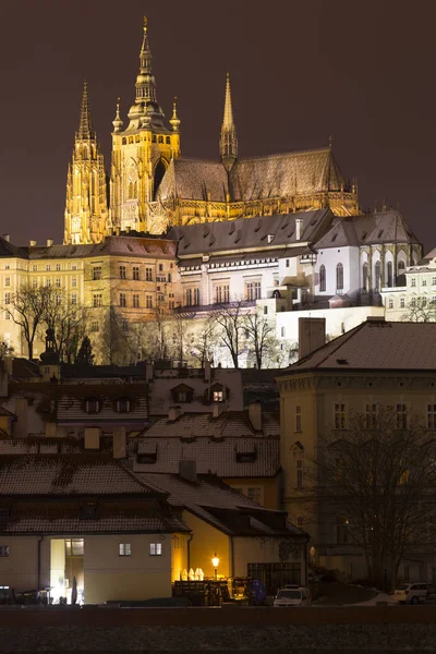 Noche Nevada Navidad Praga Ciudad Menor Con Castillo Gótico Sobre — Foto de Stock