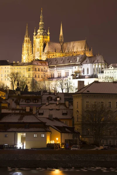 Nacht Verschneite Weihnachten Prag Kleine Stadt Mit Gotischer Burg Über — Stockfoto