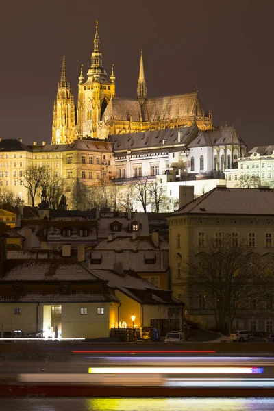 Natt Snöig Jul Lillsidan Prag Med Gotiska Slottet Ovanför Floden — Stockfoto