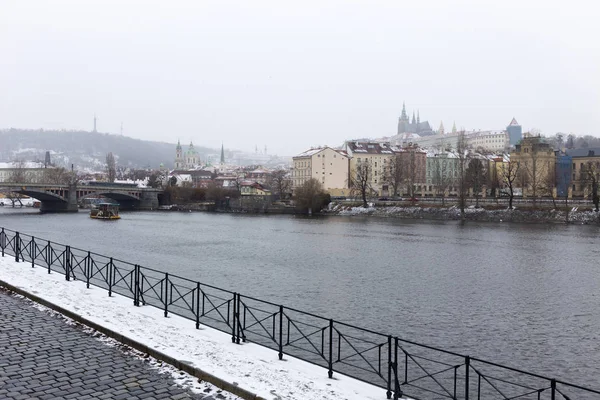 Nieve Niebla Praga Ciudad Menor Con Castillo Gótico Sobre Río — Foto de Stock