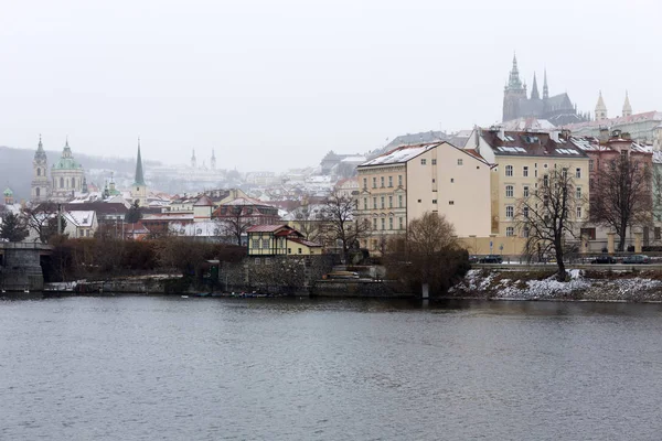 Nieve Niebla Praga Ciudad Menor Con Castillo Gótico Sobre Río —  Fotos de Stock
