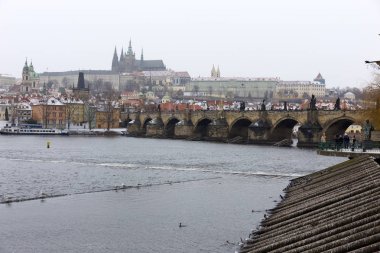 Gotik Castle yukarıda Nehri Vltava, Çek Cumhuriyeti ile karlı sisli Prag Lesser Town
