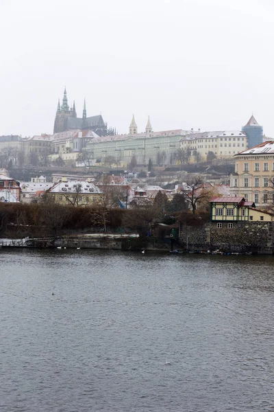 Snöiga Dimmigt Lillsidan Prag Med Gotiska Slottet Ovanför Floden Moldau — Stockfoto