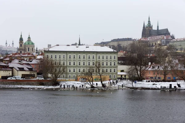 Nieve Niebla Praga Ciudad Menor Con Castillo Gótico Sobre Río — Foto de Stock