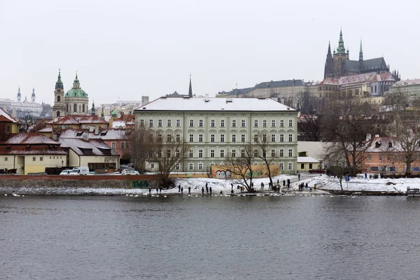 Snowy Mglisty Mala Strana Gotyckiego Zamku Nad Rzeką Wełtawą Republika — Zdjęcie stockowe