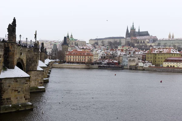 Snöiga Dimmigt Lillsidan Prag Med Gotiska Slottet Ovanför Floden Moldau — Stockfoto