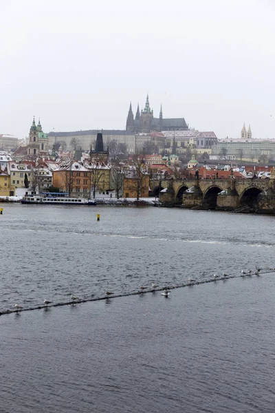 Nieve Niebla Praga Ciudad Menor Con Castillo Gótico Sobre Río —  Fotos de Stock