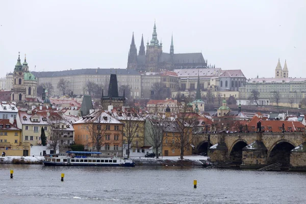 Gotik Castle Yukarıda Nehri Vltava Çek Cumhuriyeti Ile Karlı Sisli — Stok fotoğraf