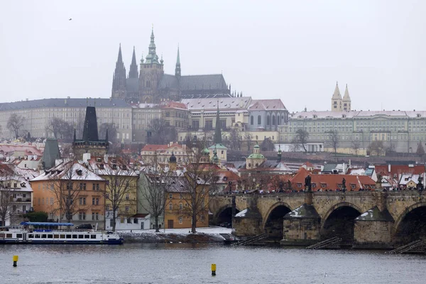 Snowy Mglisty Mala Strana Gotyckiego Zamku Nad Rzeką Wełtawą Republika — Zdjęcie stockowe