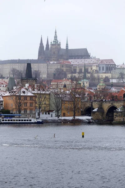 Snowy Mglisty Mala Strana Gotyckiego Zamku Nad Rzeką Wełtawą Republika — Zdjęcie stockowe