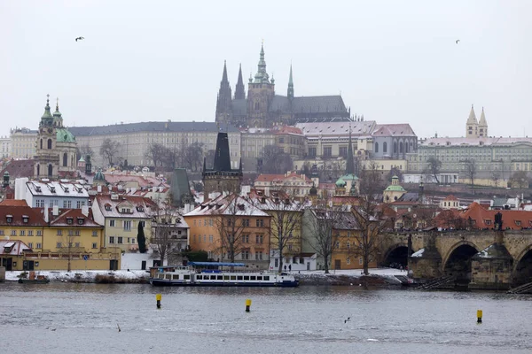 Verschneite Neblige Prager Kleinstadt Mit Gotischer Burg Über Der Moldau — Stockfoto