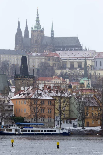 Besneeuwde Mistige Praag Lesser Town Met Gotische Burcht Boven Rivier — Stockfoto