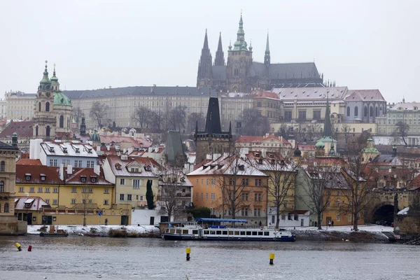 Snowy Mglisty Mala Strana Gotyckiego Zamku Nad Rzeką Wełtawą Republika — Zdjęcie stockowe