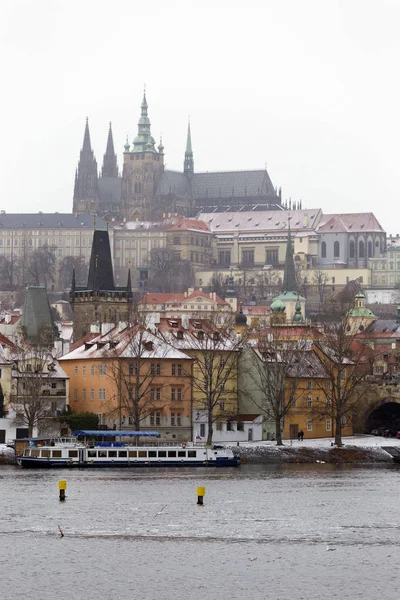 Snowy Mglisty Mala Strana Gotyckiego Zamku Nad Rzeką Wełtawą Republika — Zdjęcie stockowe