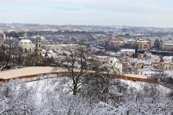 Snowy Prague City Katedry Świętego Mikołaja Wzgórze Petrin Słoneczny Dzień — Zdjęcie stockowe