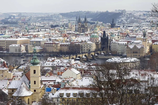 Snowy Prague City Alkaen Hill Petrin Tsekin Tasavalta — kuvapankkivalokuva