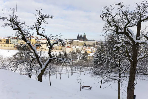 Snowy Prague City Gotickým Hradem Petřína Slunečného Dne Česká Republika — Stock fotografie