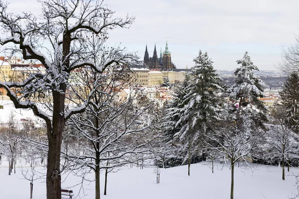 Snowy Prague City Gotickým Hradem Petřína Slunečného Dne Česká Republika — Stock fotografie