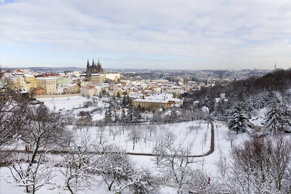 Snowy Prague City Gotyckim Zamkiem Wzgórza Petrin Słoneczny Dzień Republika — Zdjęcie stockowe