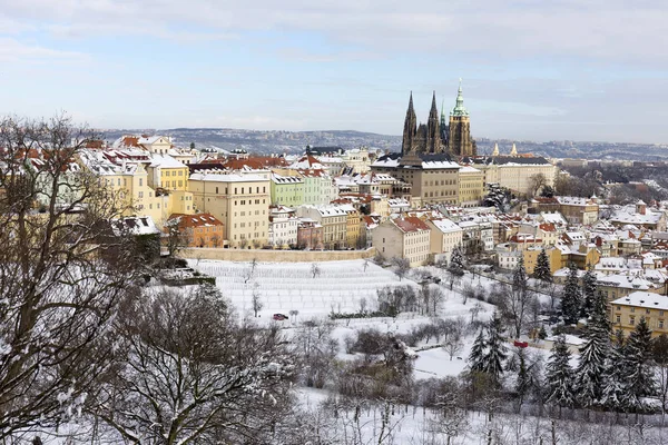 Cidade Praga Nevada Com Castelo Gótico Hill Petrin Dia Ensolarado — Fotografia de Stock