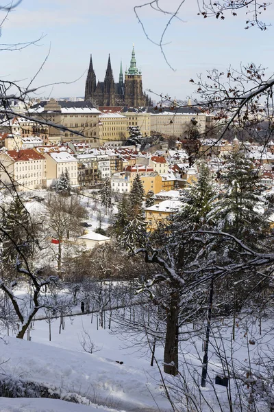 Snowy Prague City Gotyckim Zamkiem Wzgórza Petrin Słoneczny Dzień Republika — Zdjęcie stockowe