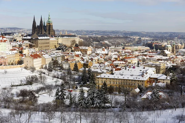 Snowy Prague City Gotickým Hradem Petřína Slunečného Dne Česká Republika — Stock fotografie