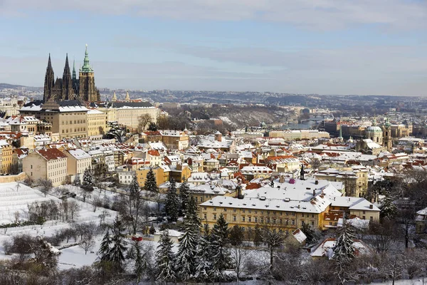 Snowy Prague City Gotickým Hradem Petřína Slunečného Dne Česká Republika — Stock fotografie