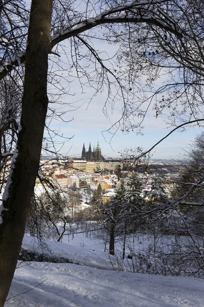 Snowy Prague City Gotickým Hradem Petřína Slunečného Dne Česká Republika — Stock fotografie